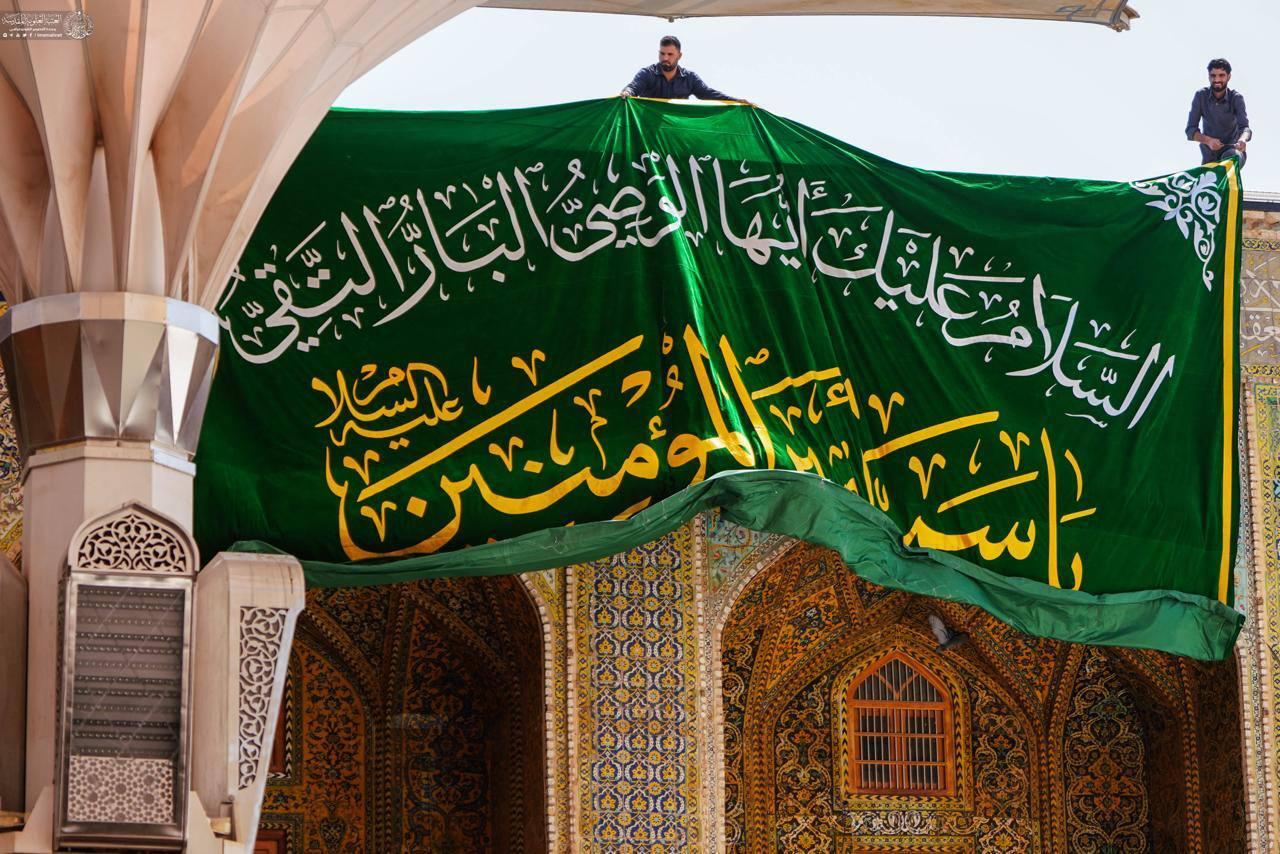 نصب کتیبه‌های ولادت امام رضا (ع) در حرم امیر المومنین (ع)