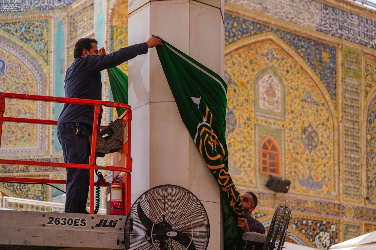 نصب کتیبه‌های ولادت امام رضا (ع) در حرم امیر المومنین (ع)