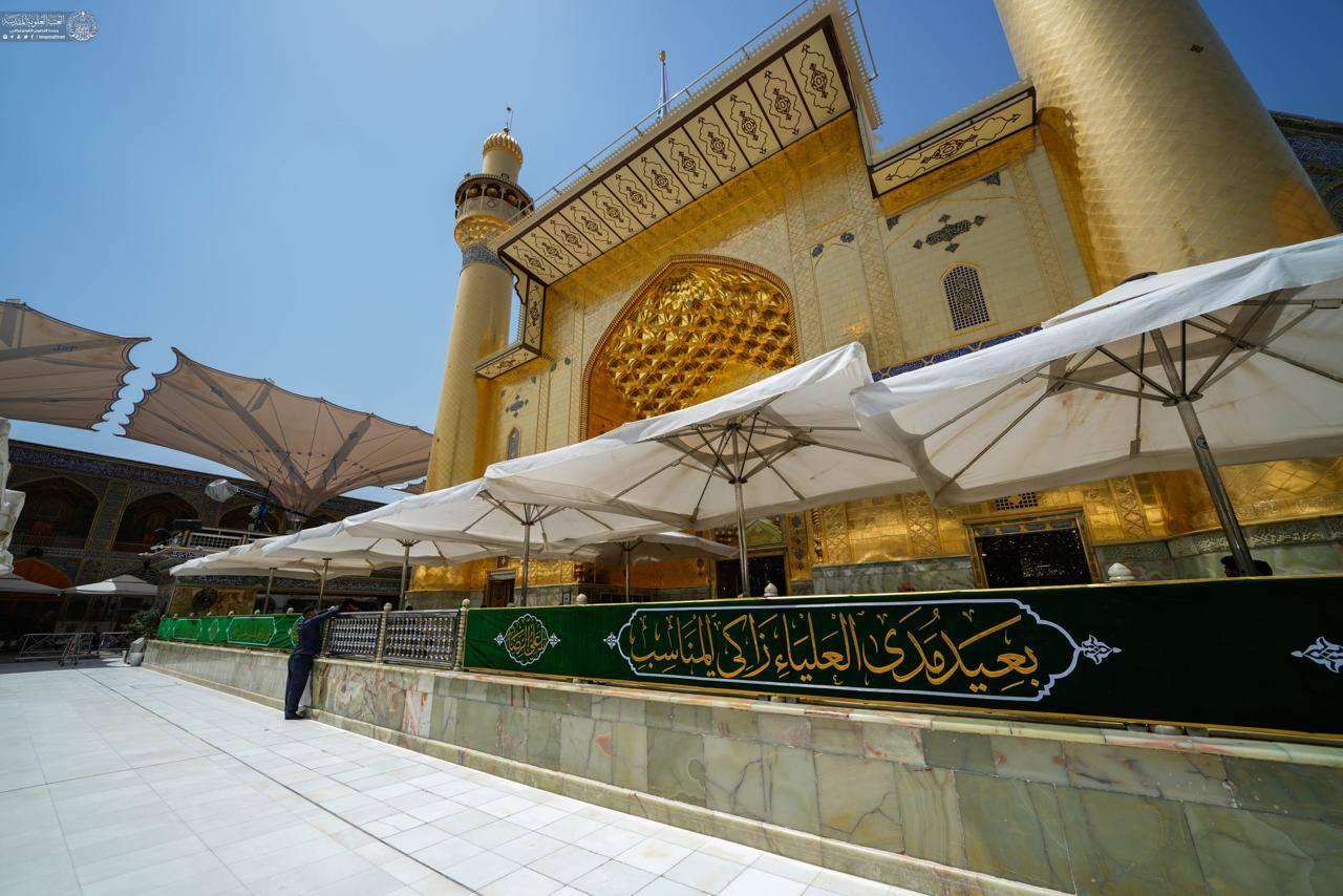 نصب کتیبه‌های ولادت امام رضا (ع) در حرم امیر المومنین (ع)