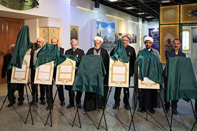 گزارش تصویری | آیین رونمایی از ۷ دستخط رهبر شهید در غباروبی‌های مضجع منور رضوی