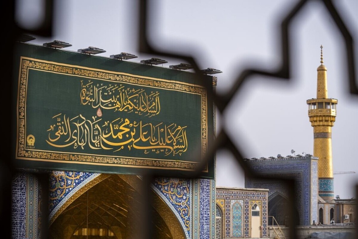 ویدئو | نصب کتیبه ویژه ولادت امام هادی النقی علیه السلام بر ایوان طلای صحن انقلاب حرم مطهر رضوی