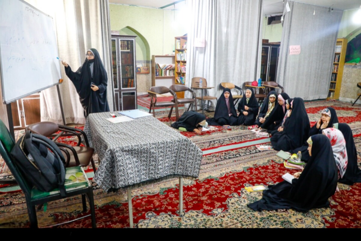 هیاهوی علم‌آموزی در مسجد حاج‌احمد | روایت معلمانی که کلاس را به محراب آوردند