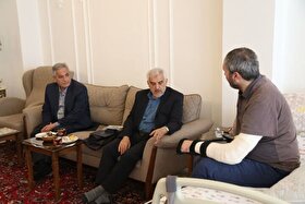 هدایای متبرک آیت‌الله سیستانی به دو جانباز یگان موشکی اهدا شد