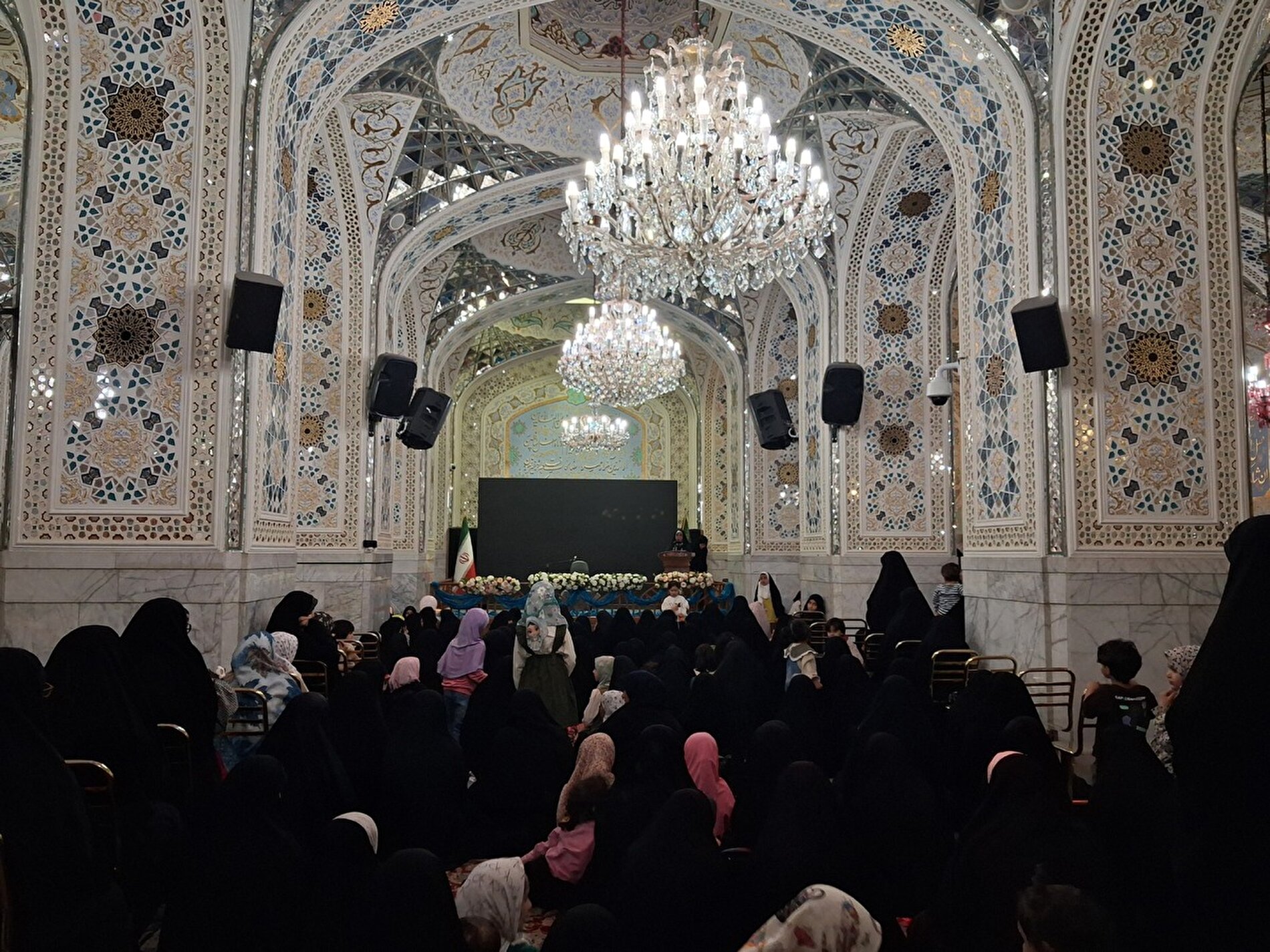 تجلیل از ۱۱۰ مادر طلبه و اساتید دارای ۴ فرزند و بیشتر حوزه علمیه خراسان در حرم مطهر رضوی