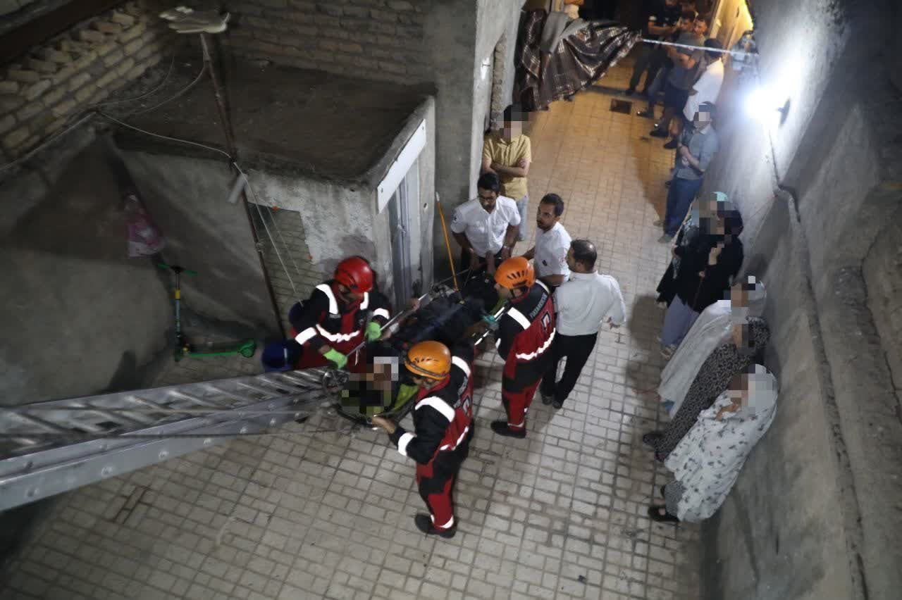 نجات پدر و فرزند مشهدی پس از سقوط از پشت‌بام + عکس (۲۷ خرداد ۱۴۰۵)