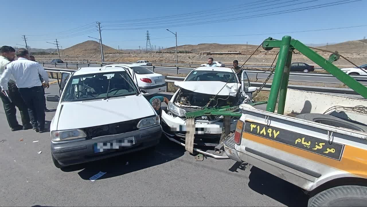 محبوس شدن ۳ نفر در پی وقوع تصادف در میدان نمایشگاه مشهد + عکس (۳۰ خرداد ۱۴۰۵)