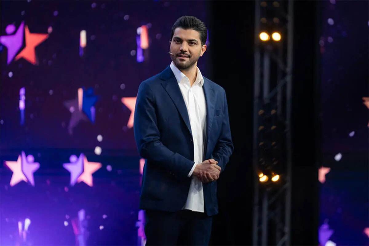 ویدئو| سینا مهراد هم «باید برخاست» گوش می‌دهد