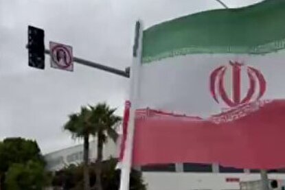 اهتزاز پرچم ایران در خیابان‌های لس‌آنجلس توسط هوادار تیم ملی
