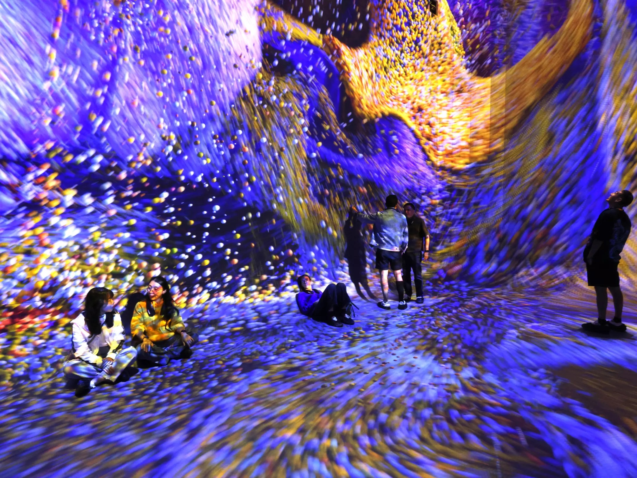 افتتاح نخستین موزه هنرهای هوش مصنوعی جهان در لسآنجلس + عکس و ویدئو Visitors are immersed in imagery at Dataland. (Genaro Molina / Los Angeles Times)