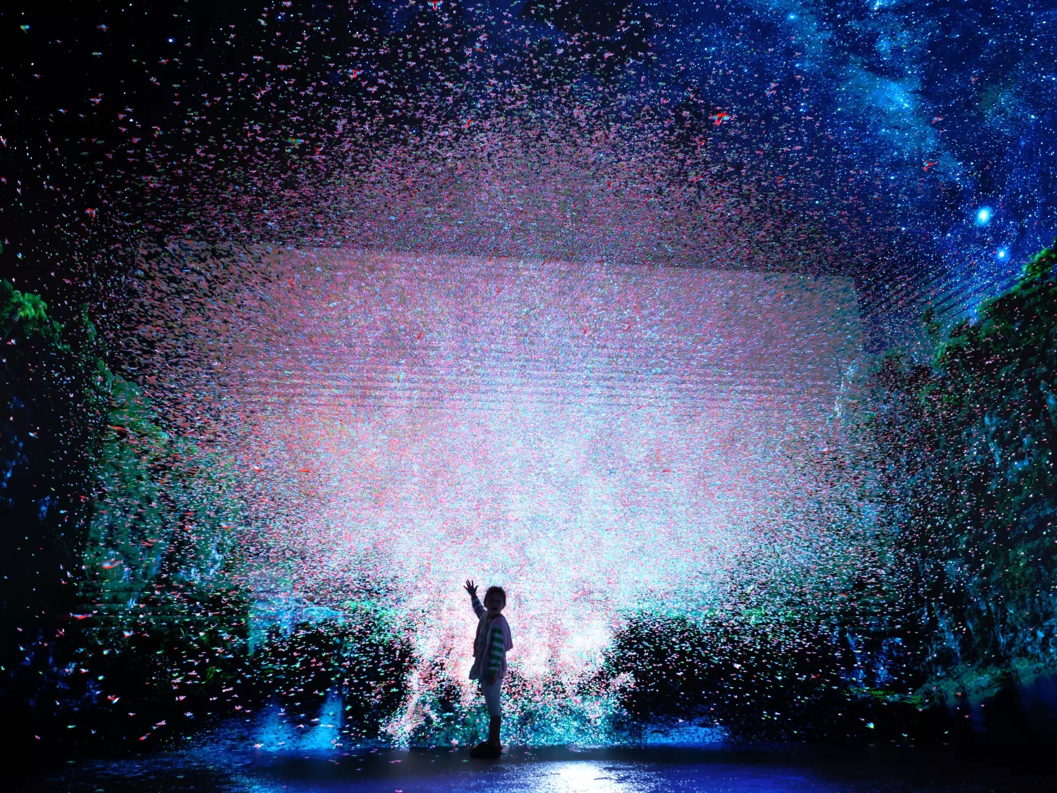 افتتاح نخستین موزه هنرهای هوش مصنوعی جهان در لسآنجلس + عکس و ویدئو A child watches as an explosion of imagery happens before her in the Infinity room. (Genaro Molina / Los Angeles Times)