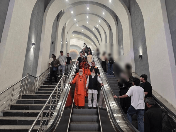 مهمانان هندی تهران در متروی مریم مقدس