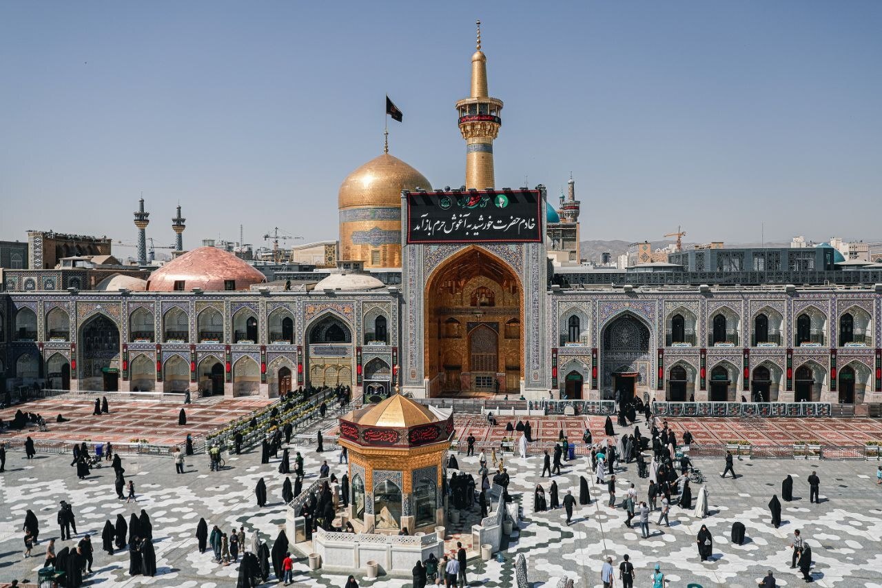 آماده‌سازی حرم مطهر امام رضا(ع) در آستانه تشییع رهبر شهید انقلاب + تصاویر