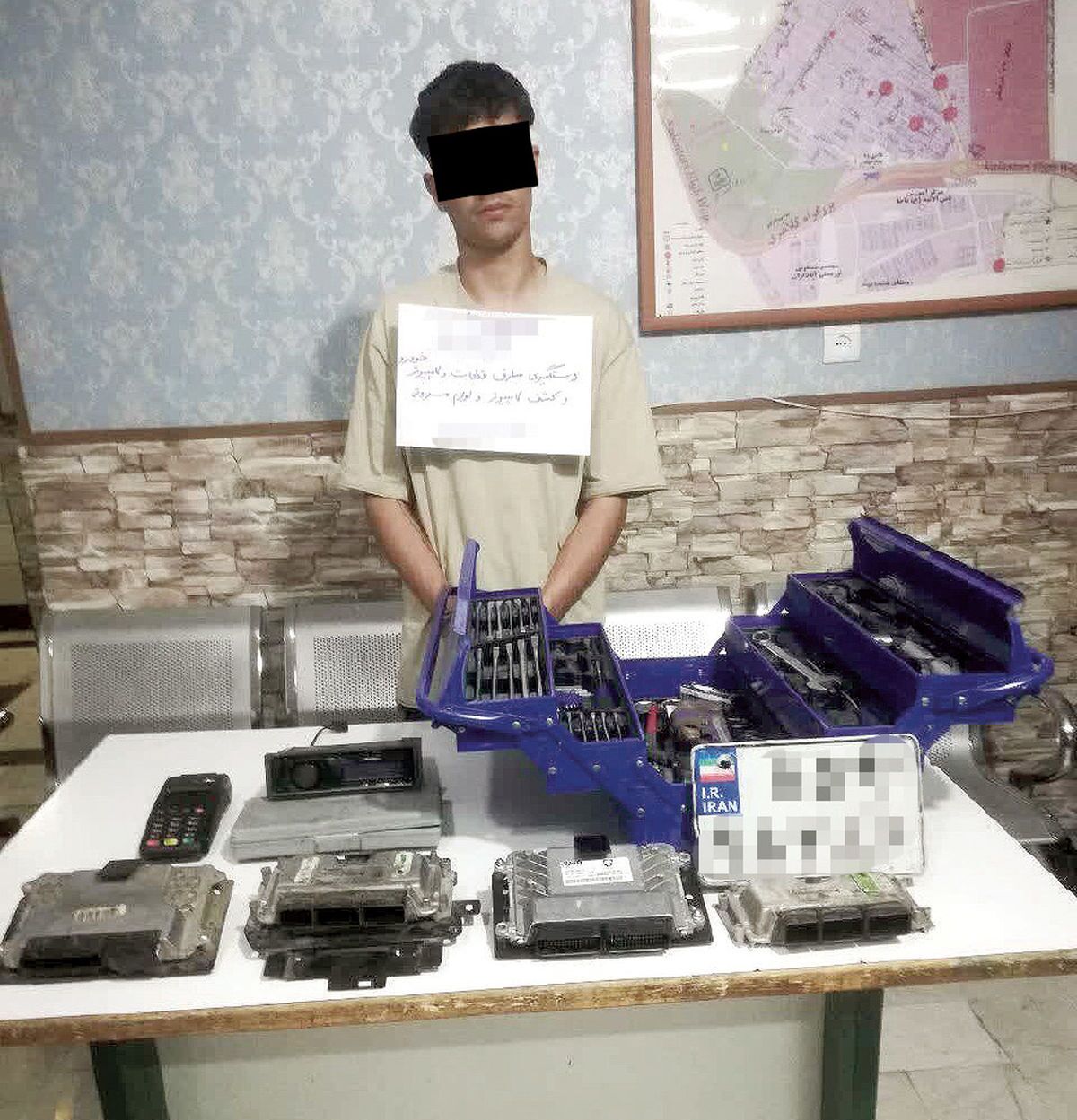رمزگشایی پلیس مشهد از ترفند عجیب «هوش سیاه» + عکس رمزگشایی پلیس مشهد از ترفند عجیب «هوش سیاه» + عکس