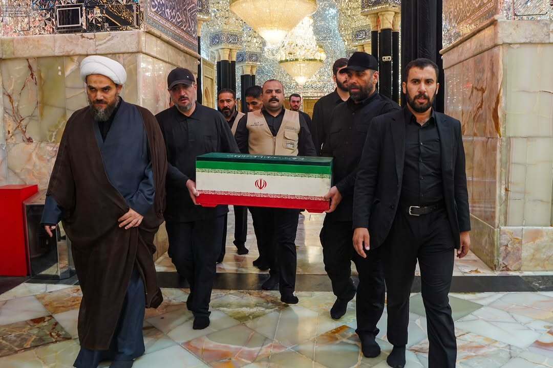 اقامه نماز بر پیکر خانواده رهبر شهید ایران در حرم امام حسین (ع) + تصاویر اقامه نماز بر پیکر خانواده رهبر شهید ایران در حرم امام حسین (ع) + تصاویر