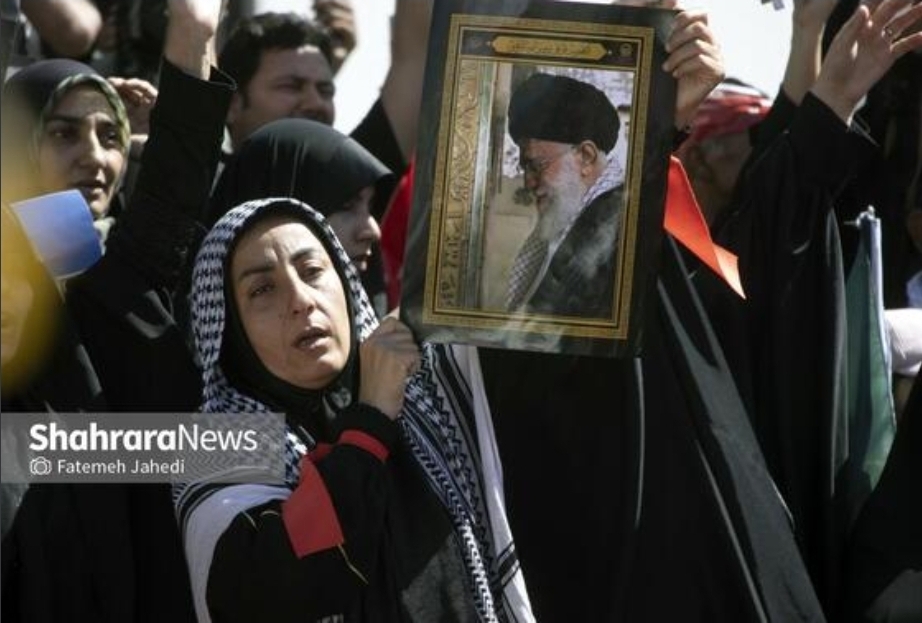 آخرین وداع بانوان مشهدی با رهبر شهید انجام شد| دختران چفیه پوش، روایتی از پیوند نسلها آخرین وداع بانوان مشهدی با رهبر شهید انجام شد| دختران چفیه پوش، روایتی از پیوند نسلها