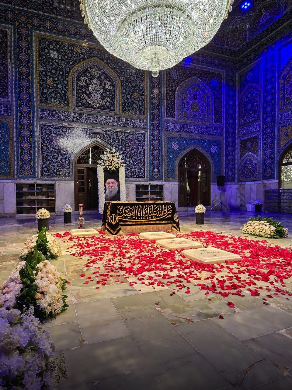 اولین تصاویر از مزار رهبر شهید در دارالذکر حرم مطهر رضوی + عکس و فیلم اولین تصاویر از مزار رهبر شهید در دارالذکر حرم مطهر رضوی + عکس و فیلم
