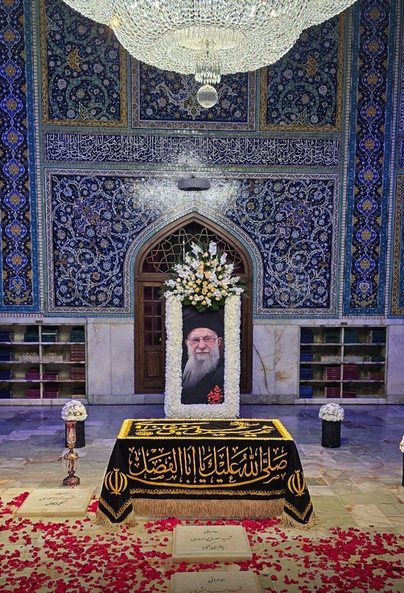 اولین تصاویر از مزار رهبر شهید در دارالذکر حرم مطهر رضوی + عکس و فیلم اولین تصاویر از مزار رهبر شهید در دارالذکر حرم مطهر رضوی + عکس و فیلم