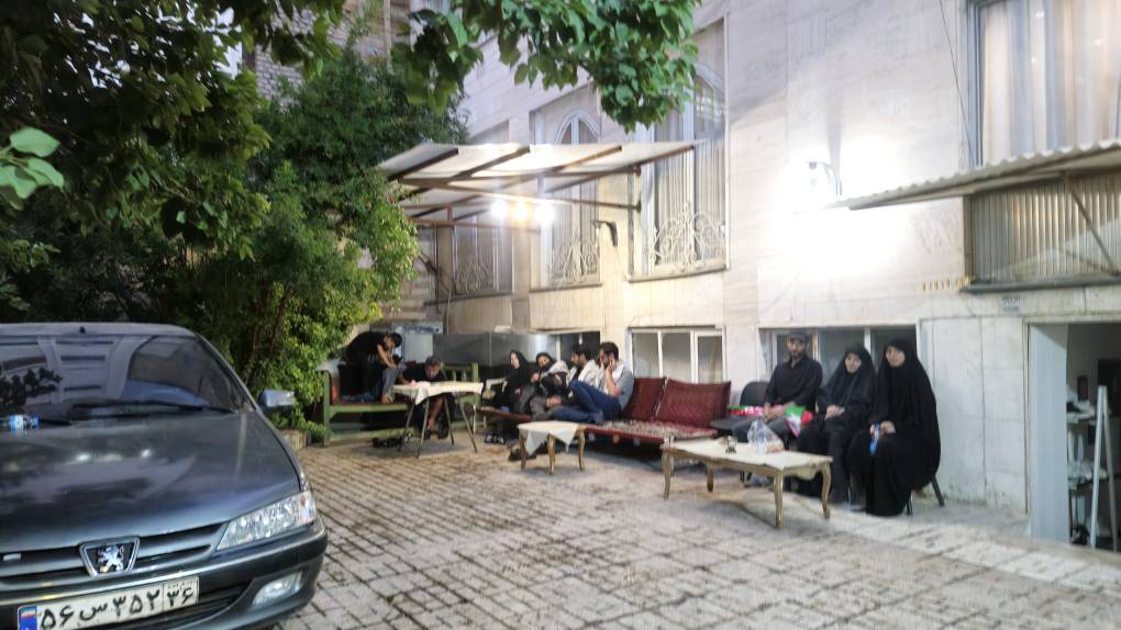 میزبانی دلنشین دختر ۱۱ ساله از زائران تشییع رهبر شهید در حیاط قدیمی خانه مادربزرگ میزبانی دلنشین دختر ۱۱ ساله از زائران تشییع رهبر شهید در حیاط قدیمی خانه مادربزرگ