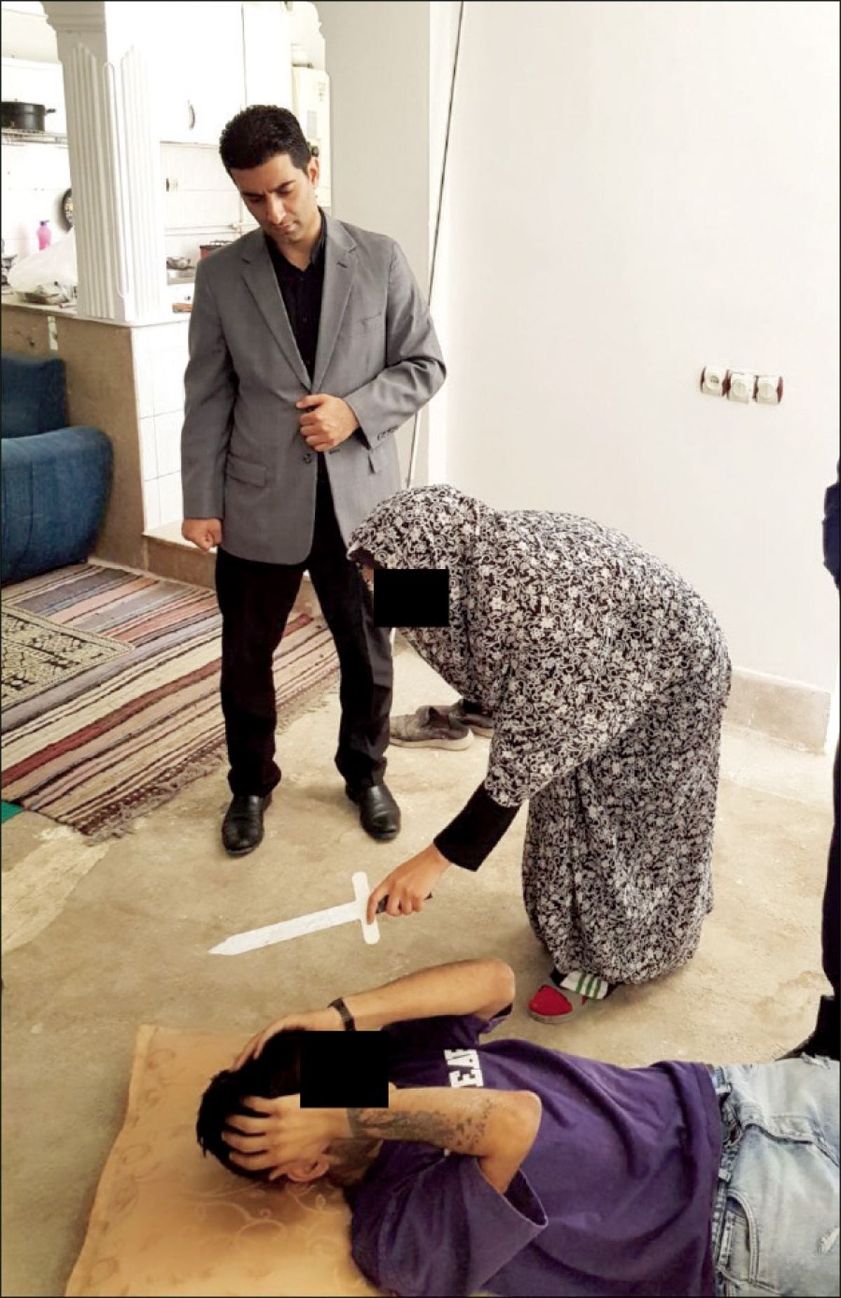 زن جنایتکار که شوهرش را به دلیل کمبود محبت به قتل رساند، در بازسازی صحنه جرم چه گفت؟ + عکس زن جنایتکار که شوهرش را به دلیل کمبود محبت به قتل رساند، در بازسازی صحنه جرم چه گفت؟ + عکس
