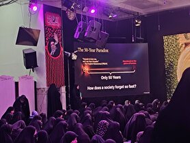 دختران نوجوان در این هیئت با زبان انگلیسی پای روضه‌ امام حسین(ع) می‌نشینند
