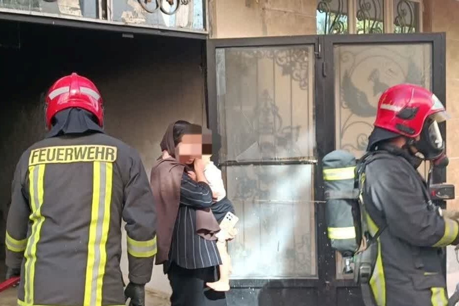 نجات ۲ مادر و ۴ کودک از میان شعله‌های آتش در مشهد + عکس (۱۶ مرداد ۱۴۰۵)