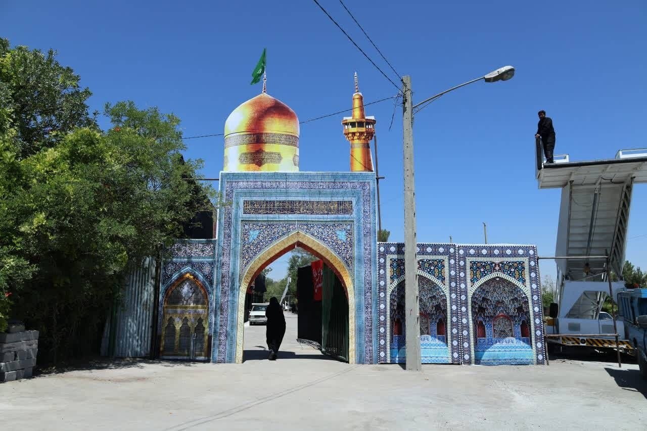 شهرداری منطقه ۷ مشهد، ایستگاه‌های استقبال از زائران را برپا کرده است | تمام قد ایستاده برای خدمت