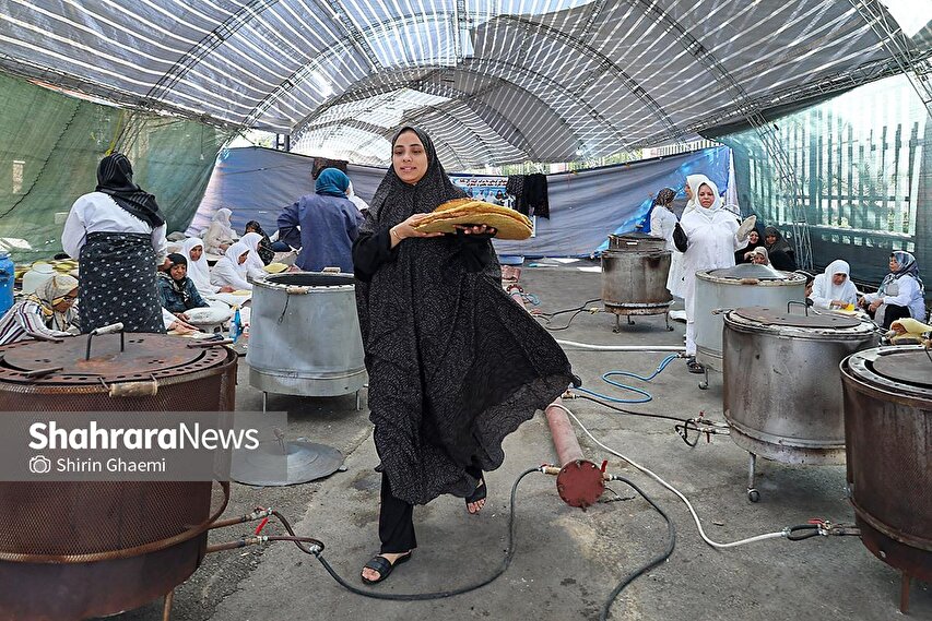 گزارش تصویری | نانِ نذر، پخته‌شده با عطر ارادت؛ روایت زنان کرمانی در مشهد