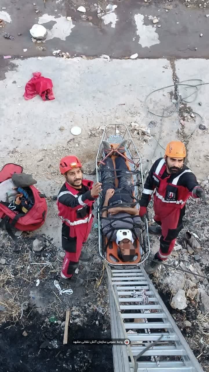 سقوط یک کارگر در گودبرداری ۵ متری در توس مشهد + عکس (۲۴ مرداد ۱۴۰۵) سقوط یک کارگر در گودبرداری ۵ متری در توس مشهد + عکس (۲۴ مرداد ۱۴۰۵)