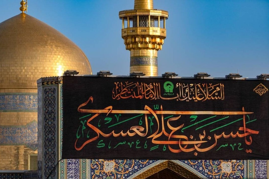 تعویض پرچم گنبد و نصب کتیبه‌های عزای امام حسن عسکری (ع) در حرم مطهر رضوی + تصاویر