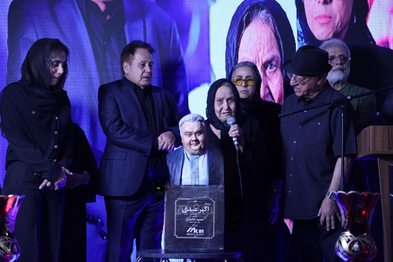 تندیس زنده یاد «اکبر عبدی» در مراسم چهلم اش رونمایی شد + تصاویر تندیس زنده یاد «اکبر عبدی» در مراسم چهلم اش رونمایی شد + تصاویر