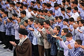 بررسی موانع بیرونی انس فرزندان با نماز | بچه‌ها را با نماز رفیق کنیم