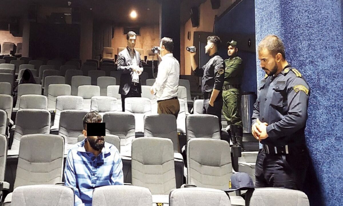 متهم قتل عمد پس از دستگری توسط پلیس مشهد، صحنه جرم در سینما را بازسازی کرد + عکس