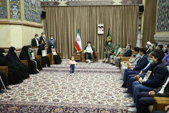رئیس جمهور با خانواده شهدا و ایثارگران در حرم مطهر رضوی دیدار کرد + تصاویر