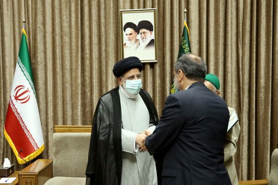 رئیس جمهور با خانواده شهدا و ایثارگران در حرم مطهر رضوی دیدار کرد + تصاویر