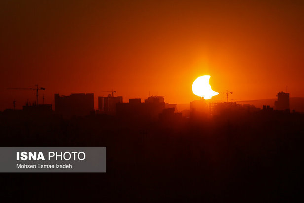 پدیده خورشیدگرفتگی ۵ دی ماه +تصاویر و ویدئو