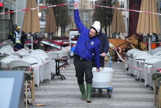 آکواریوم غول‌پیکر برلین ترکید | ماهی‌ها به خیابان آمدند + فیلم و تصاویر