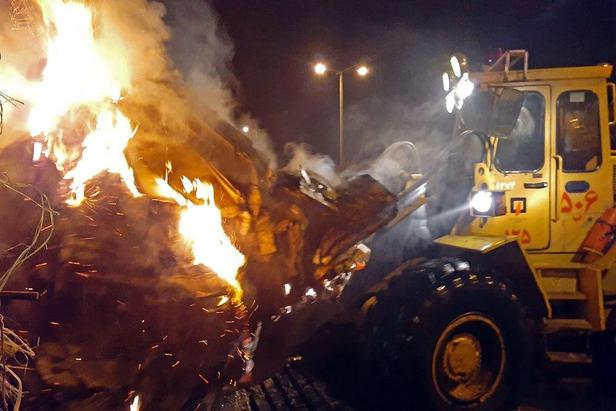 مهار آتش‌سوزی کارخانه بازیافت و فرآوری ضایعات کارتن در حومه مشهد+تصویر