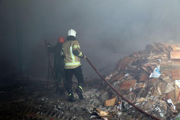 مهار آتش‌سوزی کارخانه بازیافت و فرآوری ضایعات کارتن در حومه مشهد+تصویر