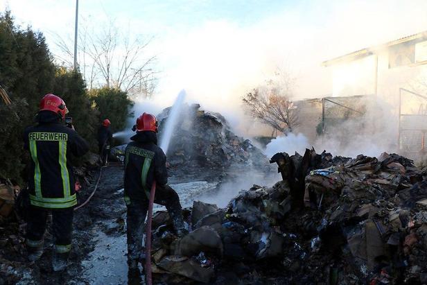 مهار آتش‌سوزی کارخانه بازیافت و فرآوری ضایعات کارتن در حومه مشهد+تصویر