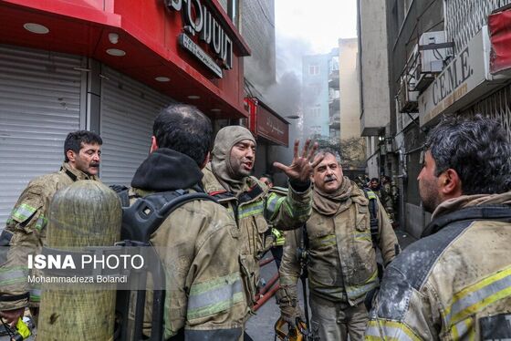 آتش‌سوزی در ساختمان ۱۰ طبقه تهران | شهادت آتش‌نشان تهرانی + تصاویر و فیلم