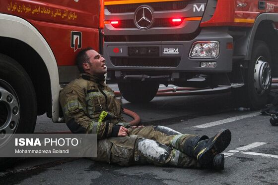 آتش‌سوزی در ساختمان ۱۰ طبقه تهران | شهادت آتش‌نشان تهرانی + تصاویر و فیلم