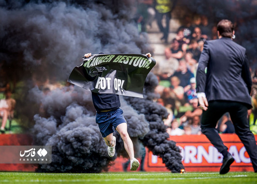 تماشاگرانِ عصبانی بازی آژاکس را به‌ هم زدند + فیلم و تصاویر