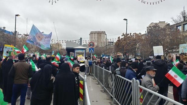 آغاز چهل و یکمین حضور پرشور مردم انقلابی مشهد در راهپیمایی ۲۲ بهمن