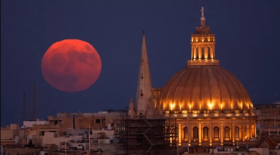 تصاویری از ابرماه کامل شب گذشته در سراسر دنیا (۱۱ مرداد ۱۴۰۲)