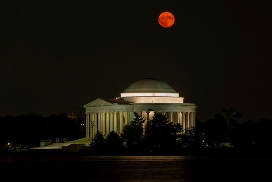 تصاویری از ابرماه کامل شب گذشته در سراسر دنیا (۱۱ مرداد ۱۴۰۲)