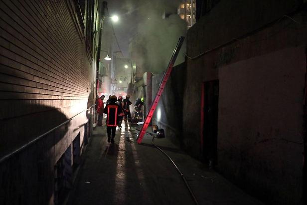 مهار آتش‌سوزی انبار ناایمن نگهداری کفش در خیابان امام‌رضا (ع) مشهد