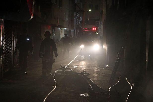 مهار آتش‌سوزی انبار ناایمن نگهداری کفش در خیابان امام‌رضا (ع) مشهد