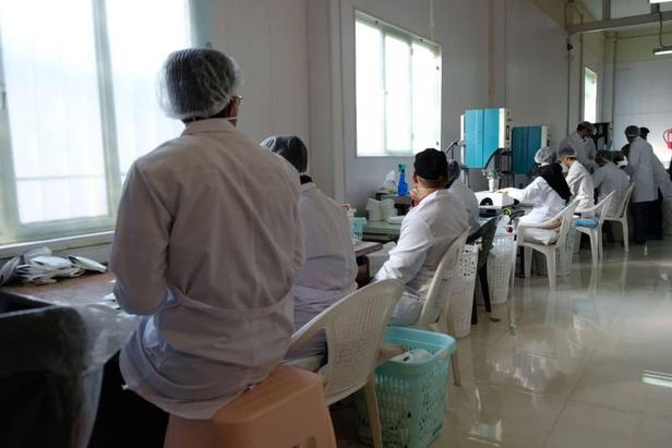 بازدید مسئولان شهری و نظامی از کارگاه‌های تولید ماسک شهرداری مشهد