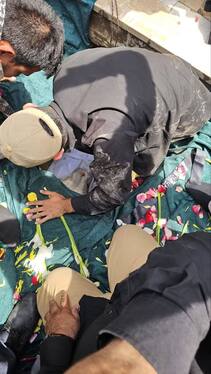 پیکر شهید تازه‌تفحص‌شده دفاع مقدس در گلزار شهدای مشهد به خاک سپرده شد + عکس