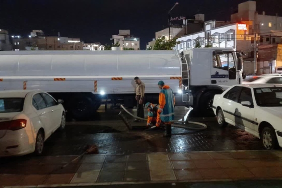 ۳۰۰ پاکبان در ۳ شیفت مسیر‌های منتهی به حرم مطهر را پاکسازی می‌کنند + عکس